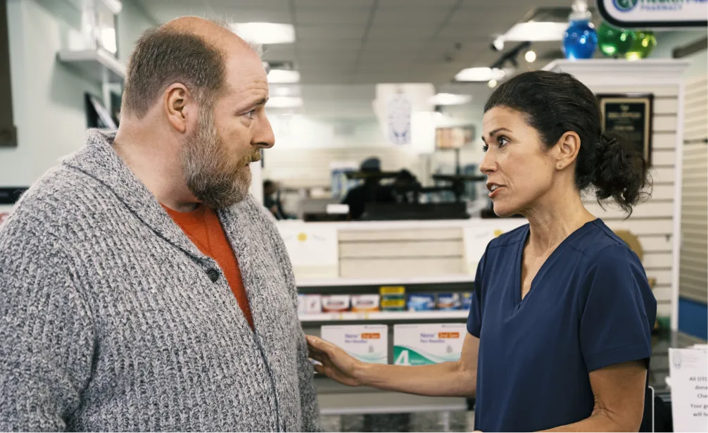 A doctor talking to her patient about the embecta diabetes guide